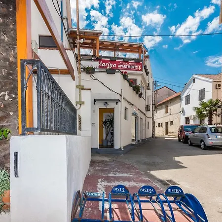 马里纳公寓式酒店 *