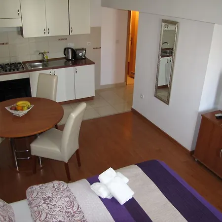 마리나 아파트 *